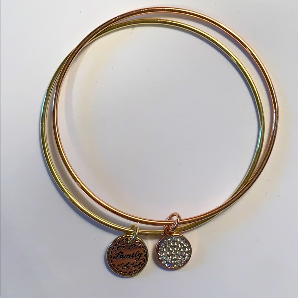 Set of bangles: gold tone and rose gold tone